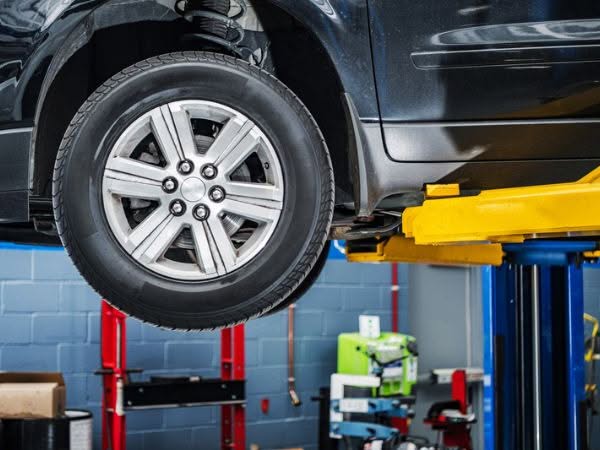 Una macchina sollevata da un sollevatore auto