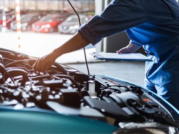 Meccanico ripara auto in officina